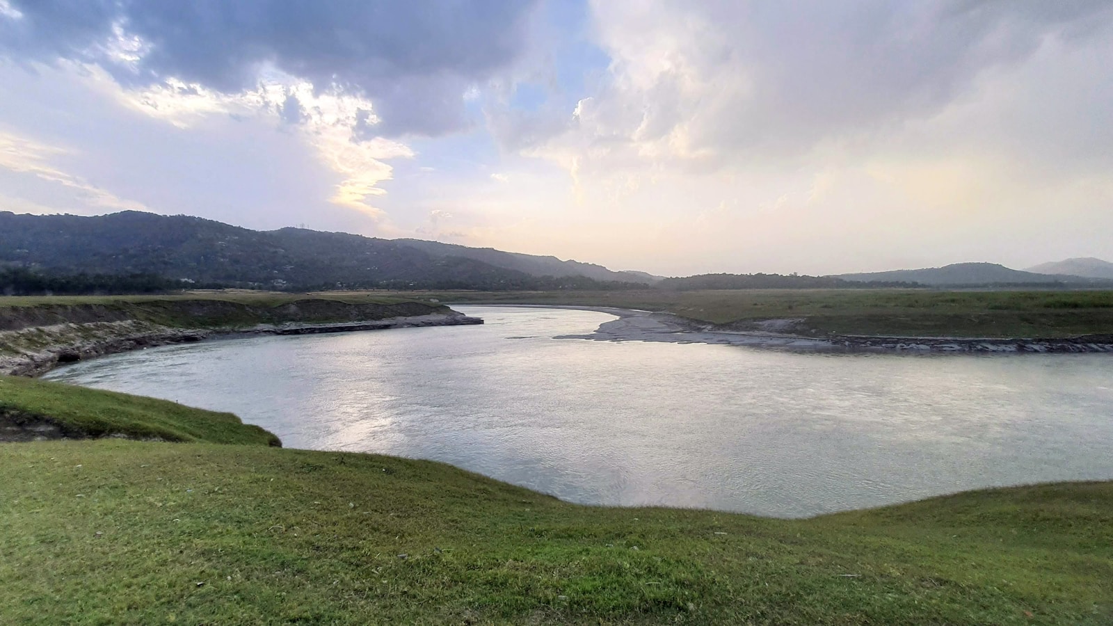 A broad body of water bordered by hills in Bilaspur, Himachal Pradesh.